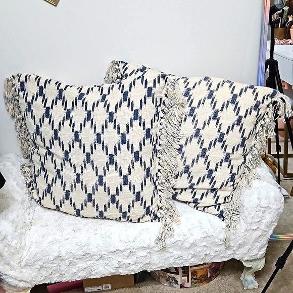 2 pillow set, cream and navy with tassles - Picture 1 of 8